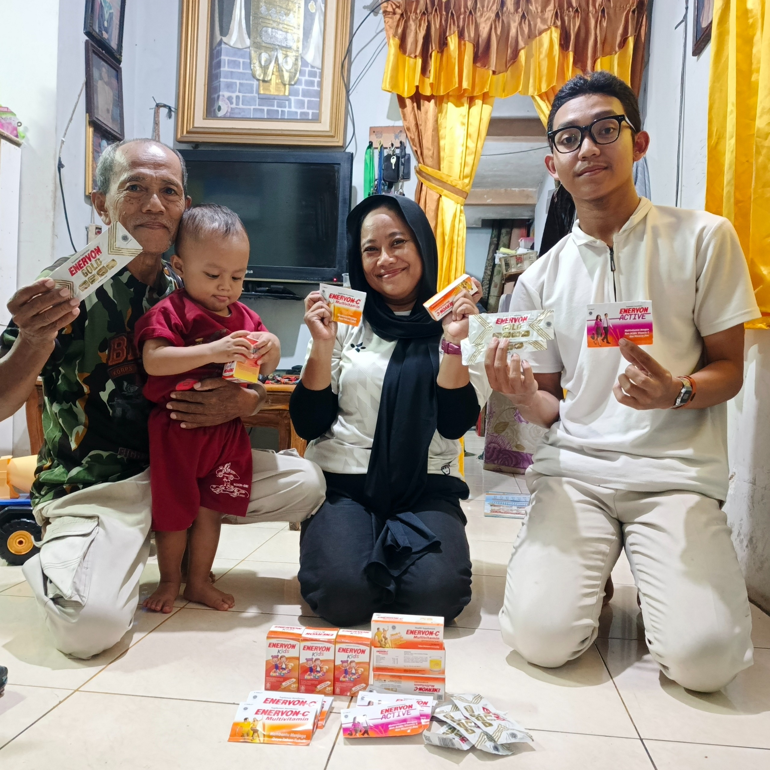 Perwakilan Volunteernesia (kanan) membagikan Enervon Family Immunity Kit ke beberapa kawasan pemukiman padat penduduk di Jakarta. Selain di Jakarta, Enervon Family Immunity Kit juga disalurkan ke enam daerah lain di Indonesia.