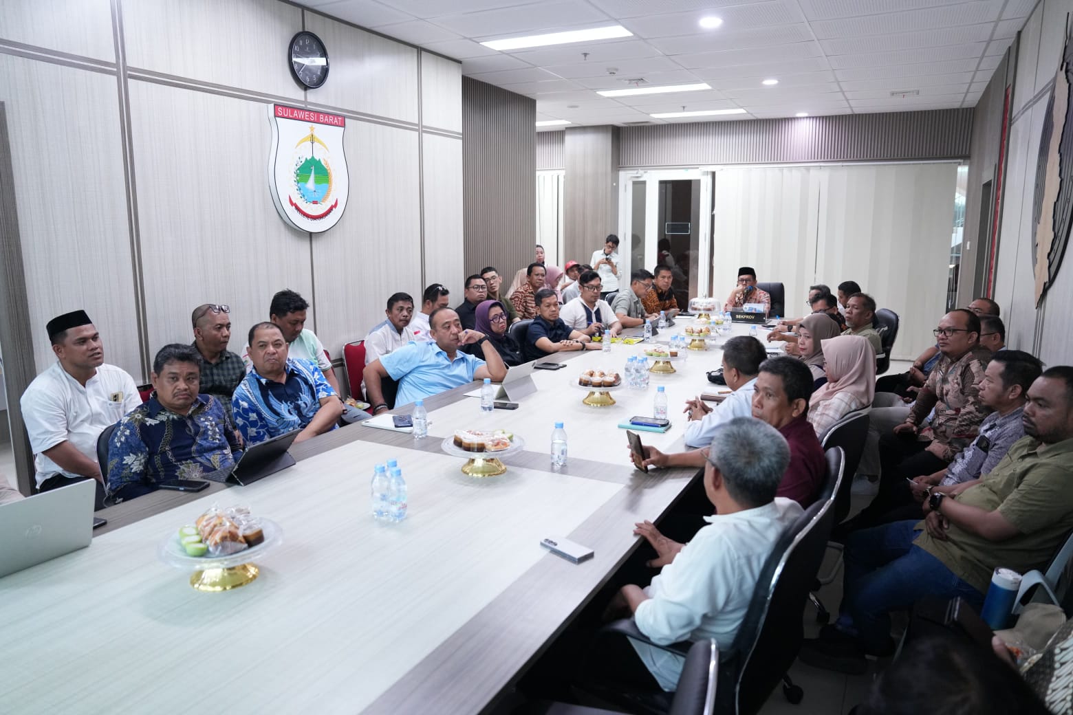 Sekprov Sulbar, Junda Maulana, saat memimpin rapat persiapan HUT Sulbar ke 22, jumat (4/9/2026). (foto:Humas Pemprov)